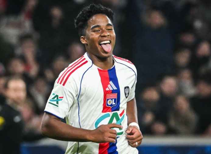 帽子戏法＋3场造5球！19岁新大罗闪耀，皇马偷着乐，被阿隆索耽误|法甲|恩德里克|罗纳尔多|里昂|哈维·阿隆索_新浪体育_新浪新闻